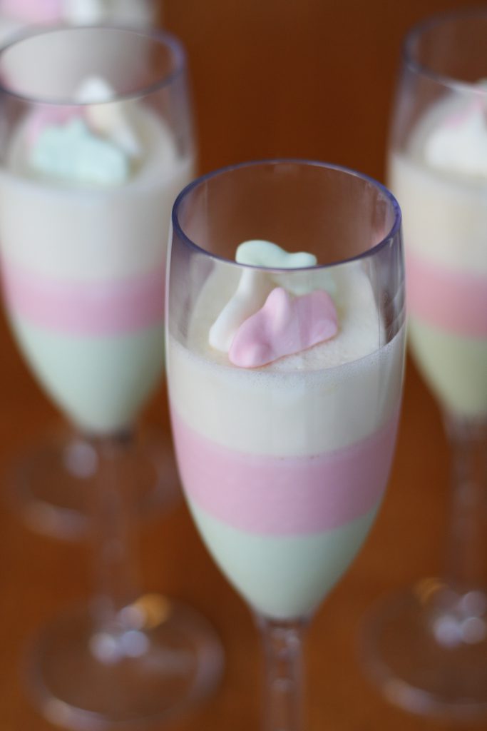 Pannacotta gjorde på Ahlgrens bilar, serverad i champagneglas.