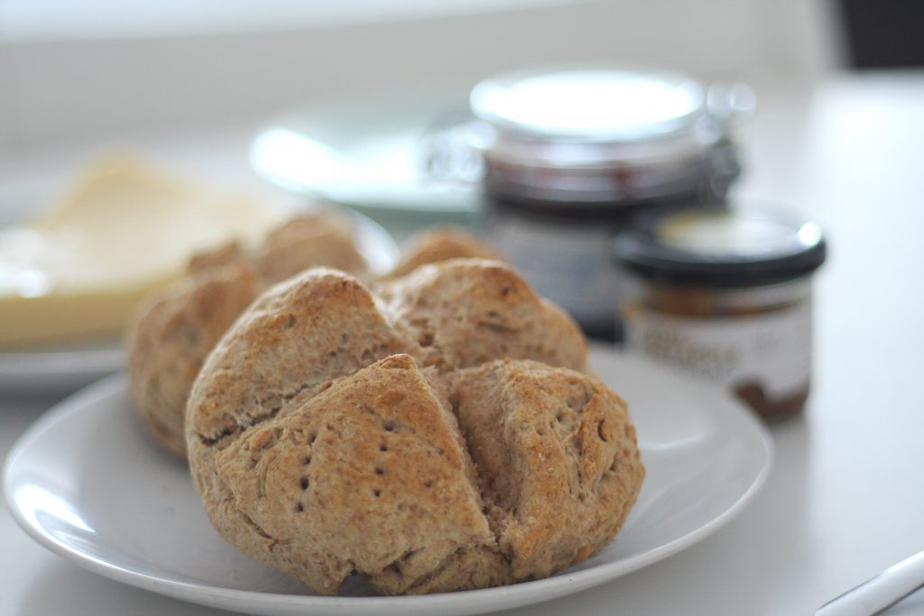 Nybakade scones på en assiett.